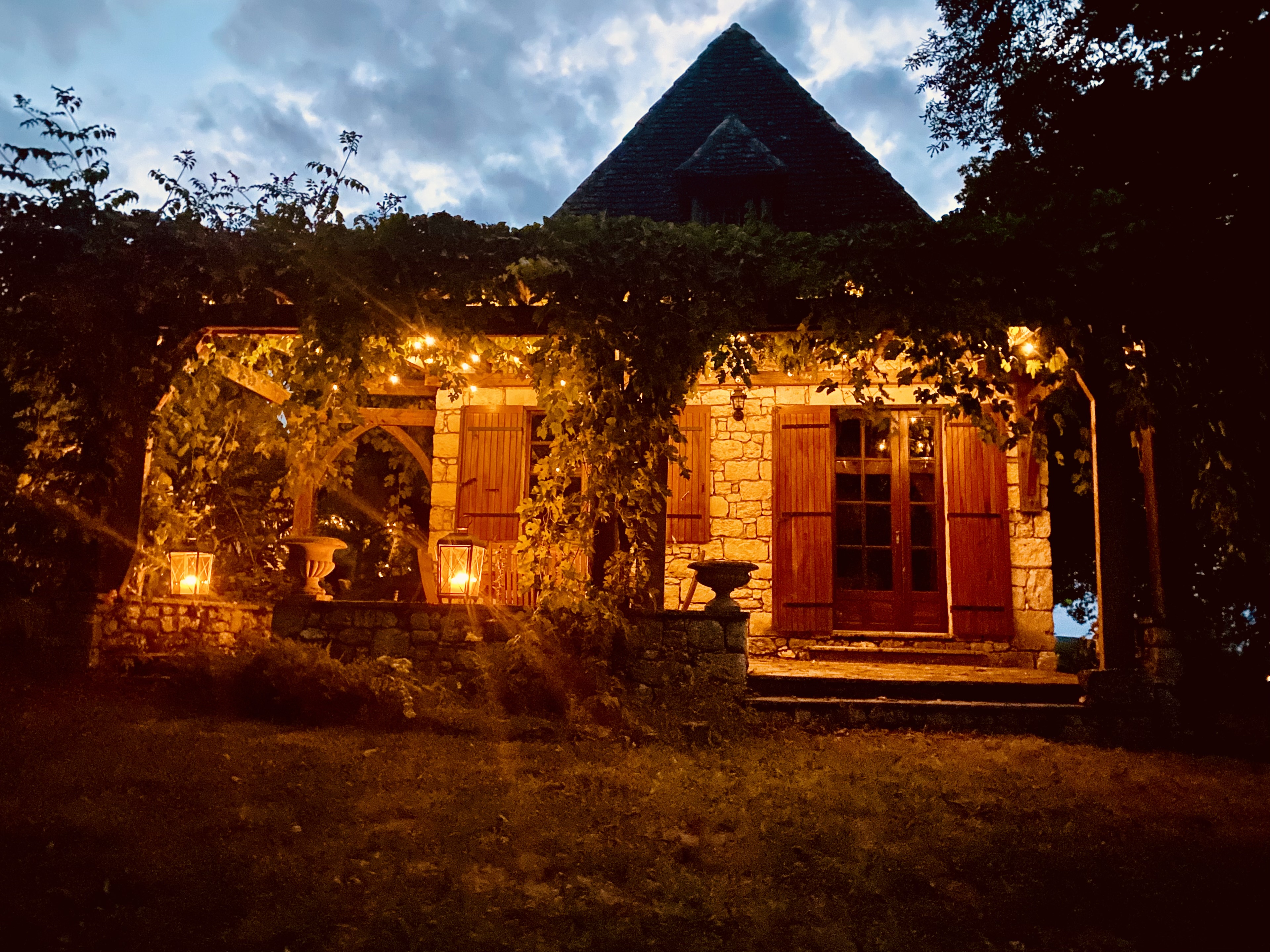 Le domaine à la tombée du jour, entre les vignes