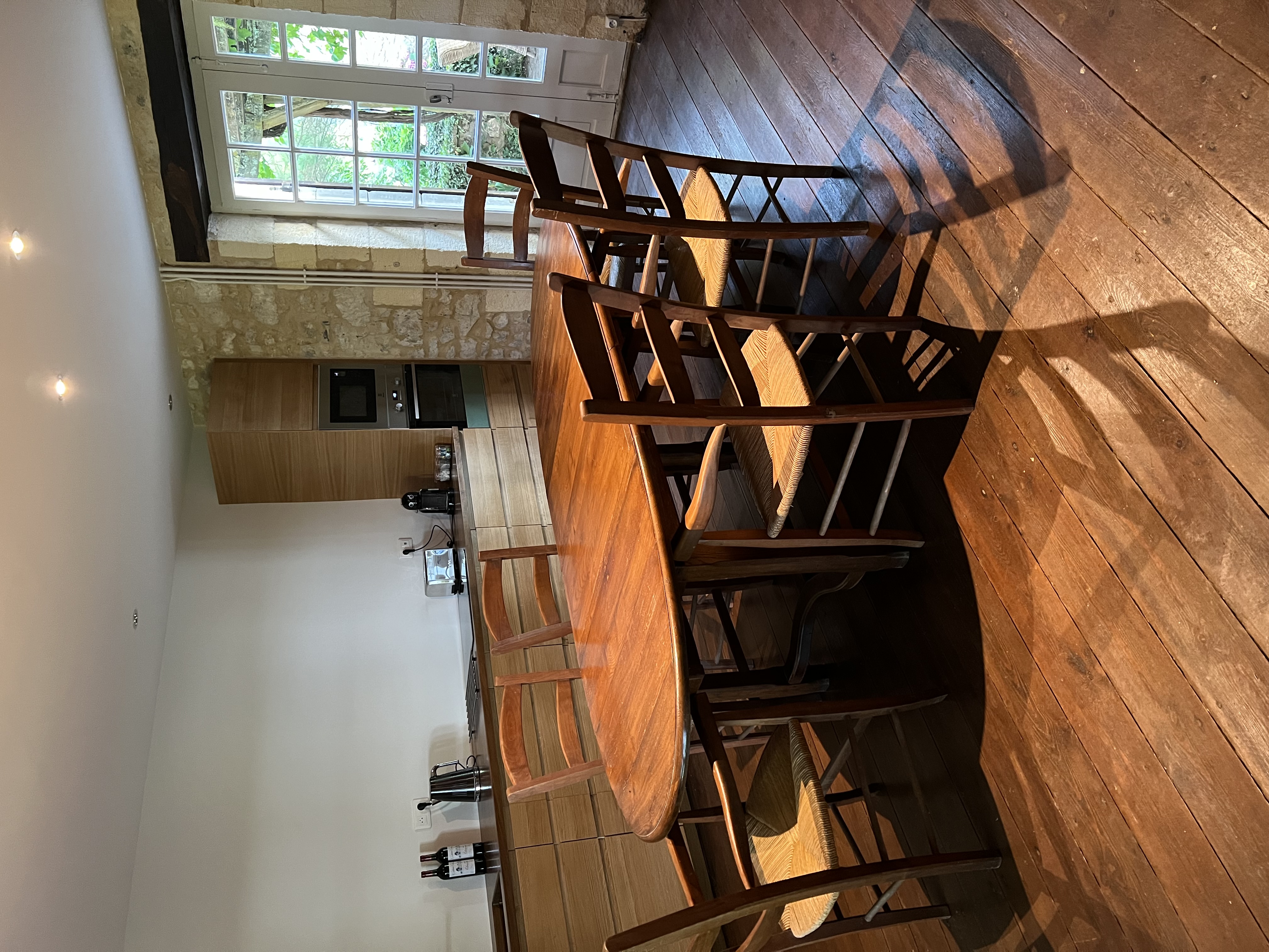 The oak kitchen and dining table at Maison du Seigneur