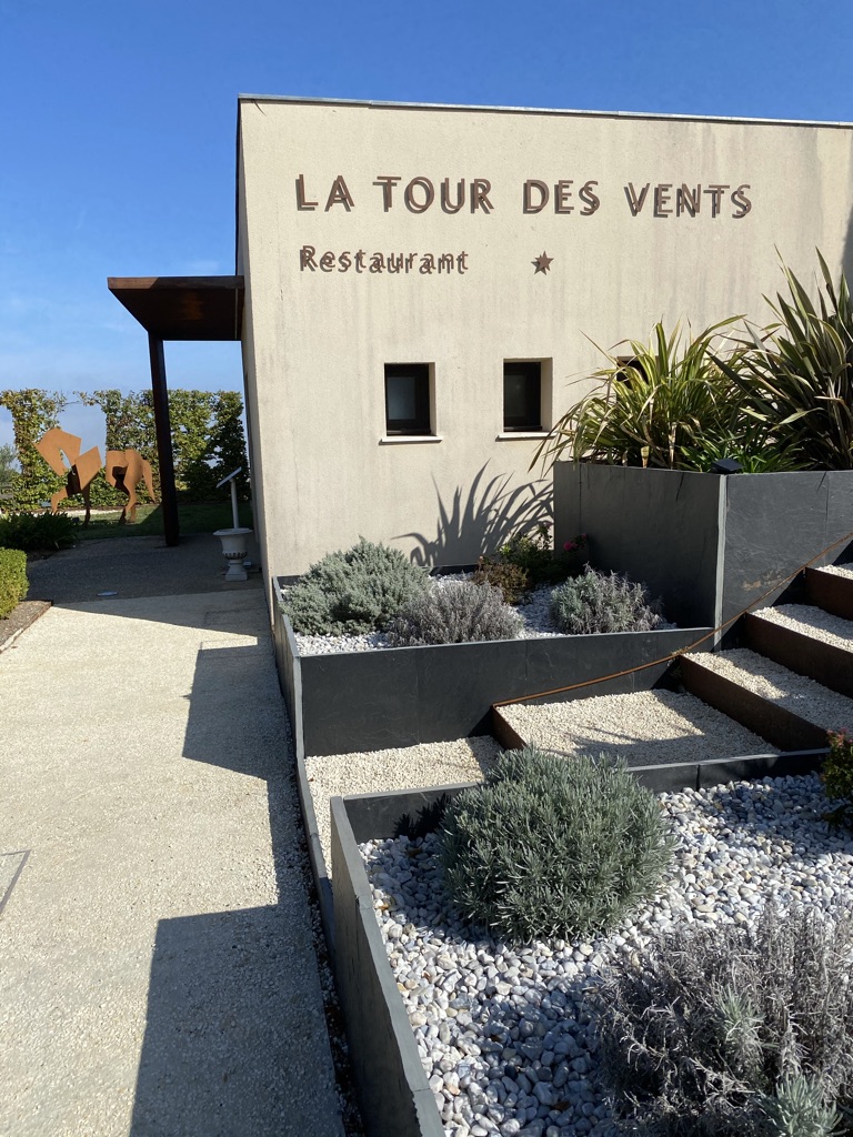 The signage at La Tour des Vents, Monbazillac, with the Michelin star next to 'Restaurant'.